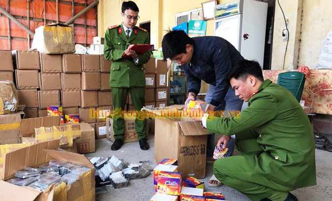 Lực lượng Công an tỉnh Ninh Bình kiểm tra lô hàng lậu trị giá 2 tỷ đồng, có nhiều thuốc cường dương không rõ nguồn gốc xuất xứ. Ảnh: Công an Ninh Bình.