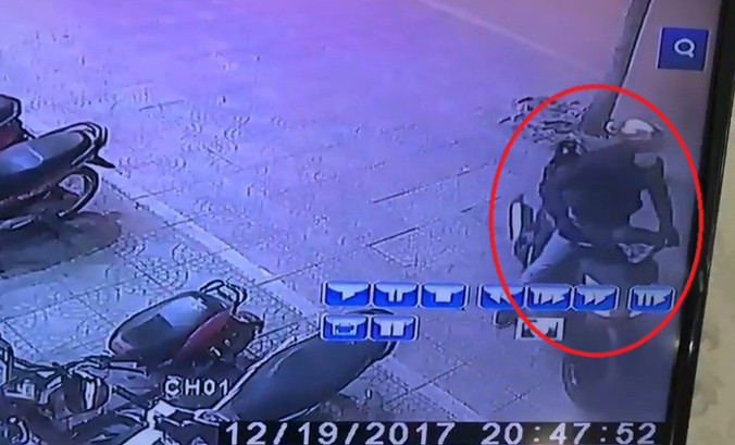 Nam thanh niên bẻ khóa rồi lên xe tẩu thoát. Ảnh cắt từ clip.