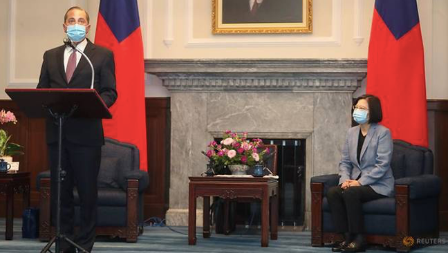 Bộ trưởng Y tế Mỹ Alex Azar (trái) và nhà lãnh đạo Đài Loan Thái Anh Văn trong cuộc họp báo sáng 10/8. (Ảnh: Reuters)