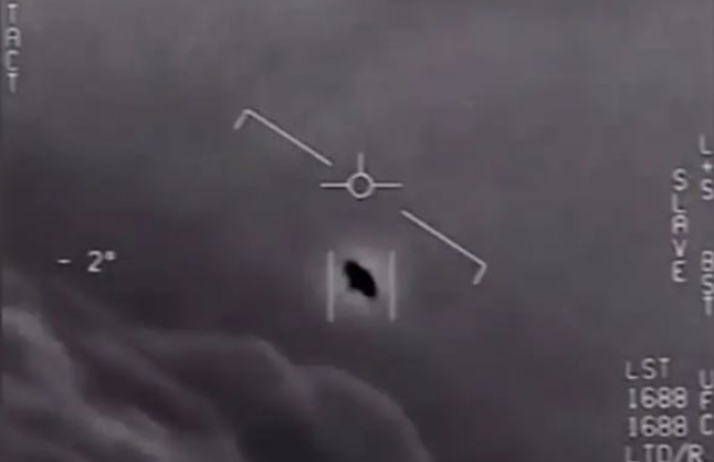 Hình ảnh một vật thể không xác định được ghi hình trong video năm 2004. (Ảnh: CNN)