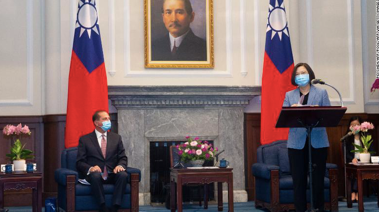 Bộ trưởng Y tế Mỹ Alex Azar (trái) và nhà lãnh đạo Đài Loan Thái Anh Văn trong cuộc họp báo chung tại Đài Bắc ngày 10/8. (Ảnh: CNN)