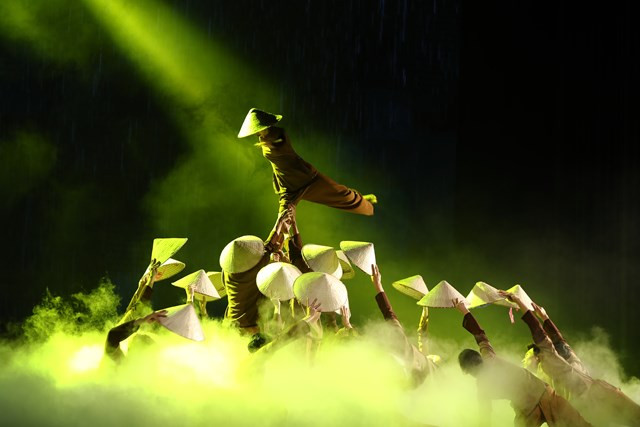 Nghệ sĩ múa hướng về đồng bào miền Trung