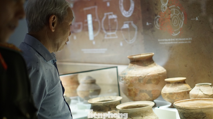 Trưng bày nhiều hiện vật gốc của di tích quốc gia Bãi Cọi. Ảnh: Nguyên Khánh