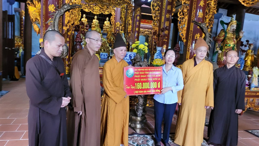 Thượng tọa Thích Thanh Quyết trao tặng tiền ủng hộ cho đồng bào miền Trung