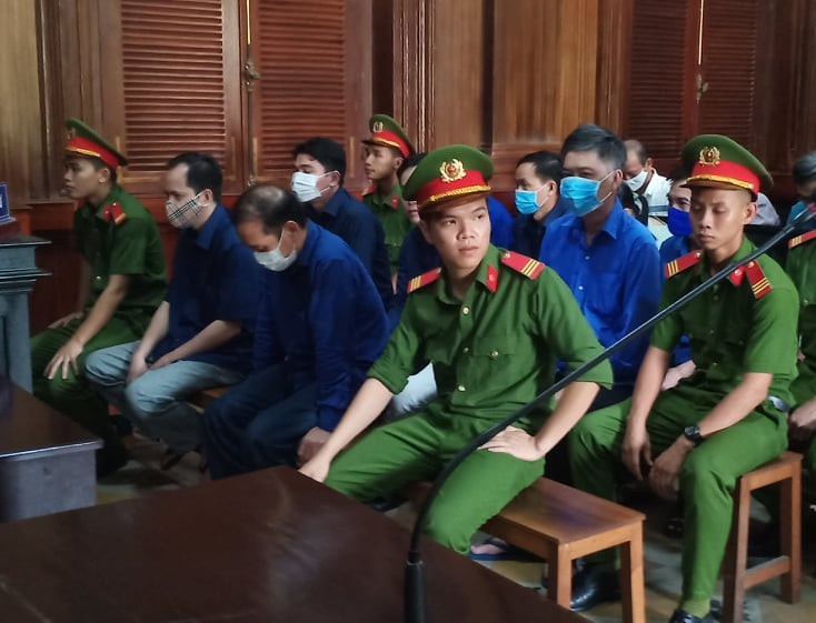 Các bị cáo tại phiên tòa chiều nay 25/9. Ảnh: Tân Châu.