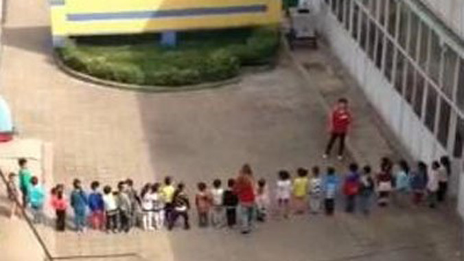 Hình ảnh cô giáo bắt học sinh xếp hàng để... đá gây phẫn nộ.