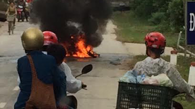 Đang lưu thông trên đường, chủ phương tiện bất ngờ bị ngã và chiếc xe bốc cháy trơ khung.