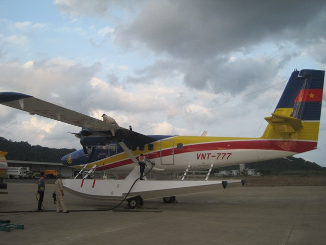 Chiếc Thuỷ phi cơ DH-C6 chở Thứ trưởng Bộ GTVT Phạm Quý Tiêu trực tiếp thị sát vùng nghi vấn máy bay rơi chiều nay.