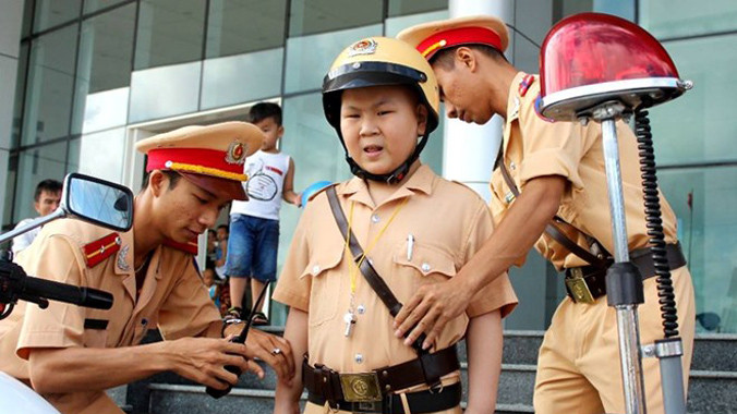 Dũng tham gia tuần tra giao thông và tiến hành nhắc nhở người vi phạm. Ảnh: Đoàn Nguyên.