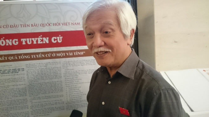 ĐB Dương Trung Quốc trả lời phỏng vấn của báo Người Đưa Tin bên hành lang Quốc hội. Ảnh Dương Thu.