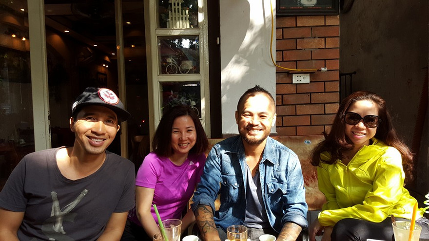 Rocker Trần Lập sụt 8kg vẫn tươi tắn đi cà phê với vợ