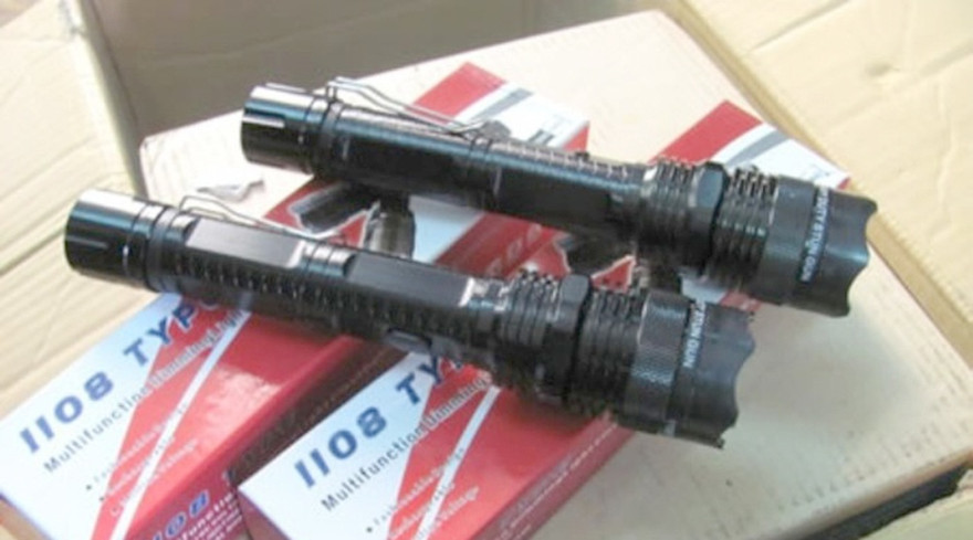 Đèn pin chức năng phát tia lửa điện là dụng cụ không được mang theo hoặc gửi theo máy bay (Ảnh minh họa)