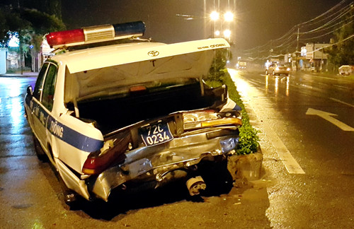 Đuôi xe cảnh sát giao thông bị rách bươm. Ảnh: Cao Huy/VnExpress