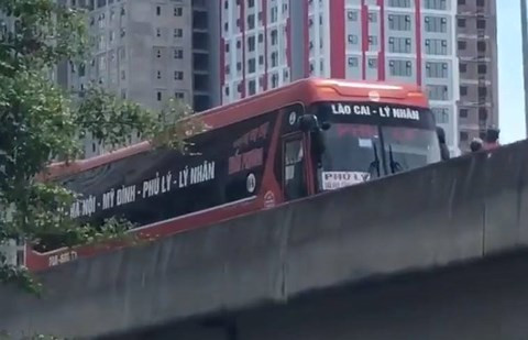 Chiếc xe khách lùi trên đường vành đai 3. Ảnh cắt từ clip