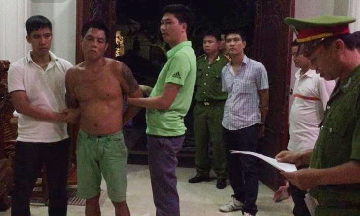 CQĐT đọc lệnh bắt, khám xét đối với Tám “Cầu”.