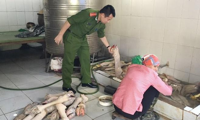 Ngày 26/4, Đội QLTT số 11 phối hợp với PC49 – Công an TP Hà Nội phát hiện 3,7 tấn đuôi bò, chân bò không rõ nguồn gốc xuất xứ.