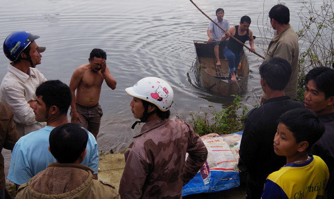 Tìm thi thể hai cháu bé