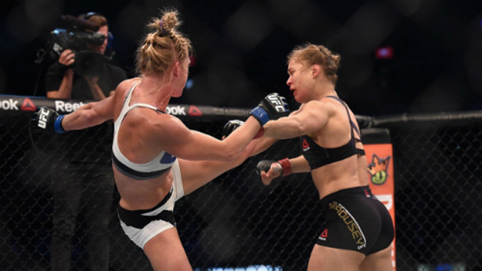 Cú đá hạ knock out Ronda Rousey của Holly Holm.