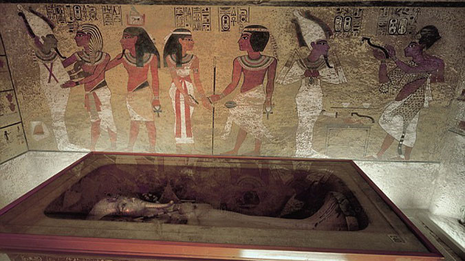 Quách chứa thi hài Vua Tutankhamun trong lăng mộ. Nguồn: DM.