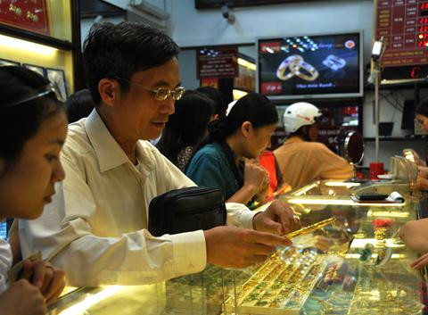 Vàng giả đang khiến nhiều gia đình, cặp đôi lo lắng vì sợ vàng giả xuất hiện trong vàng cưới, nhẫn cưới. Ảnh minh họa.