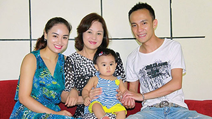 NSND Hoàng Vúc bên con cháu.