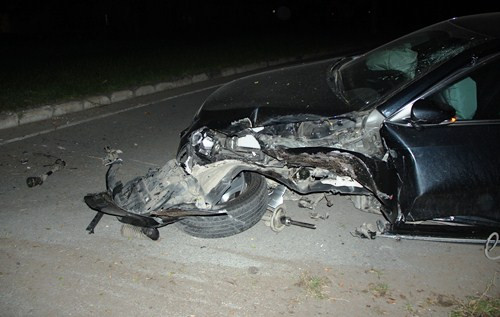 Đầu xe nát bươm, bánh trước gãy lìa. Ảnh: Hải Hiếu.