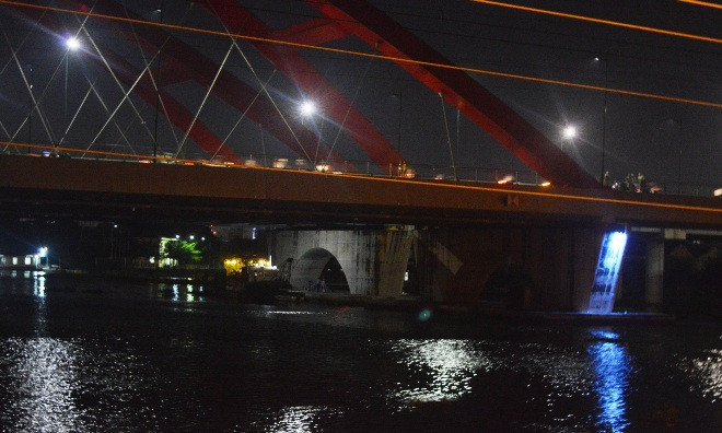 Hiện trường cô gái nhảy cầu được cứu.