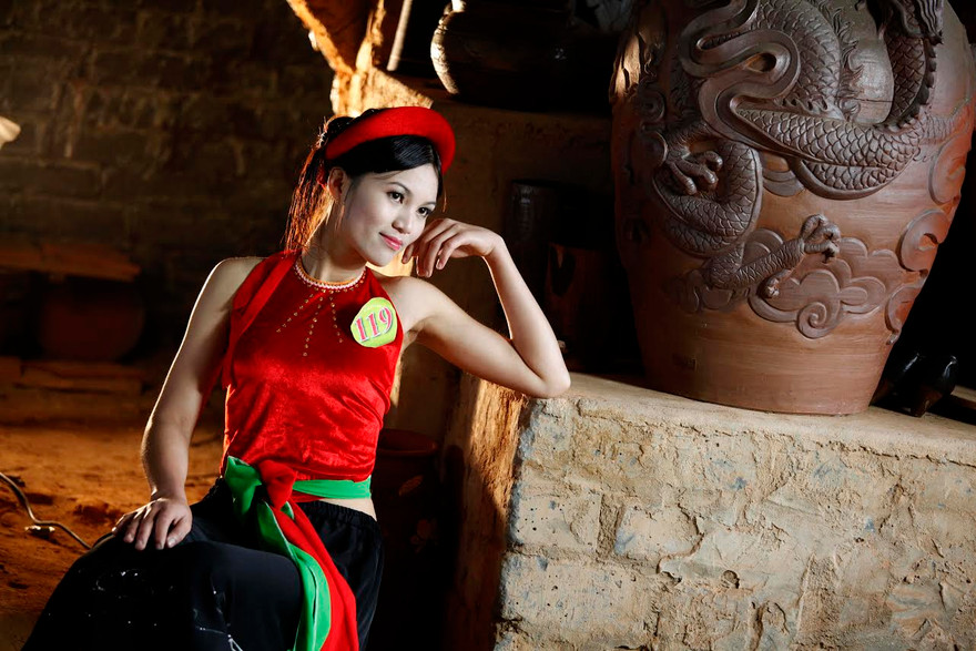 Người đẹp Kinh Bắc làm duyên bên gốm