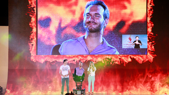 Nick Vujicic giao lưu với khán giả tối 24/5. Ảnh: Trường Phong
