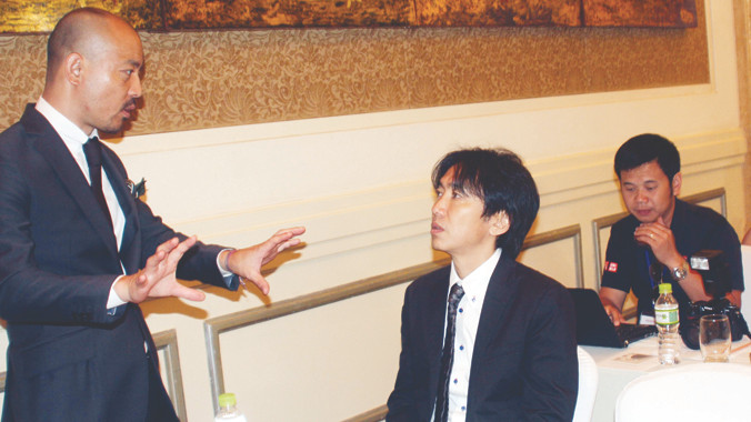 HLV Muira (giữa) có quá nhiều việc phải làm với bóng đá nam VN, nên lịch trình của ông dày đặc cuộc họp và lịch xem các trận V-League. Ảnh: T.Vũ