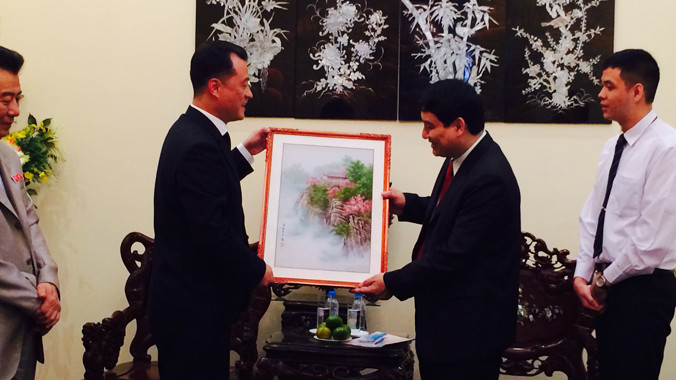 Bí thư thứ nhất T.Ư Đoàn Nguyễn Đắc Vinh trao quà lưu niệm cho đoàn đại biểu cấp cao thanh niên Triều Tiên. Ảnh: Bảo Linh 