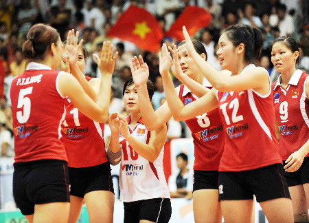 Tin vắn: Nghẹt thở, tuyển nữ bóng chuyền VN lên ngôi
