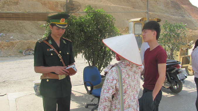 Thông thương giữa hai nước tại cửa khẩu Hữu Nghị luôn rộng mở.Ảnh: Duy Chiến