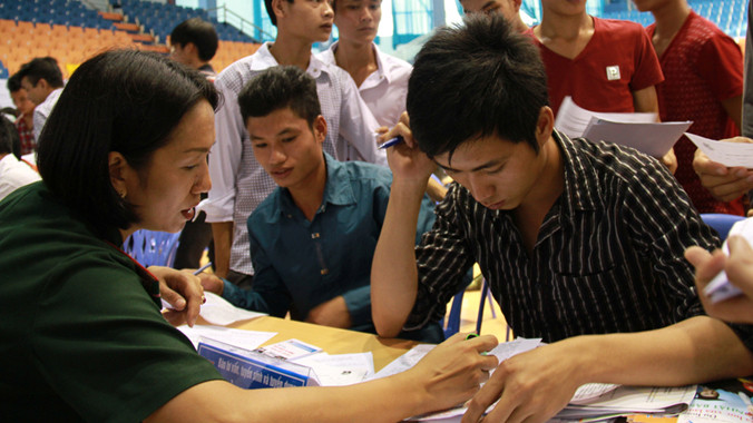 Bộ đội xuất ngũ tìm kiếm cơ hội việc làm trong ngày hội việc làm do Tỉnh Đoàn Vĩnh Phúc tổ chức. Ảnh: Trường Phong