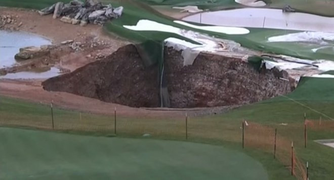 Người dân lo lắng khi thấy cái hố khổng lồ xuất hiện. Nguồn: YouTube.