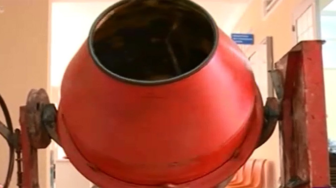 Dùng máy trộn bê tông để... trộn đường