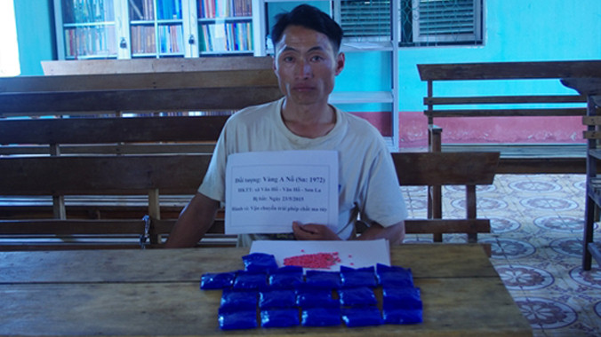 Đối tượng Vàng A Nồ và tang vật vụ án.