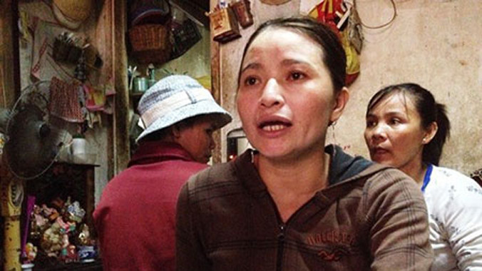 Chị Hồng khá mệt mỏi vì rất nhiều người tìm đến tận nhà trọ chị để xin và vay tiền. Ảnh: Người lao động