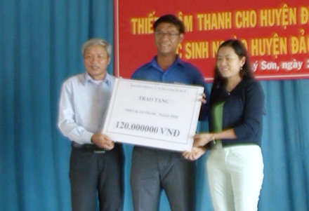 Bà Nguyễn Thị Nam Phương - Phó Tổng Giám đốc Công ty Sen Vàng TP HCM (phải) và ông Nguyễn Tài Luân - Phó Bí thư thường trực Huyện Ủy, Chủ tịch HĐND huyện đảo Lý Sơn (trái) trao giàn thiết bị âm thanh ngoài trời cho Huyện Đoàn Lý Sơn