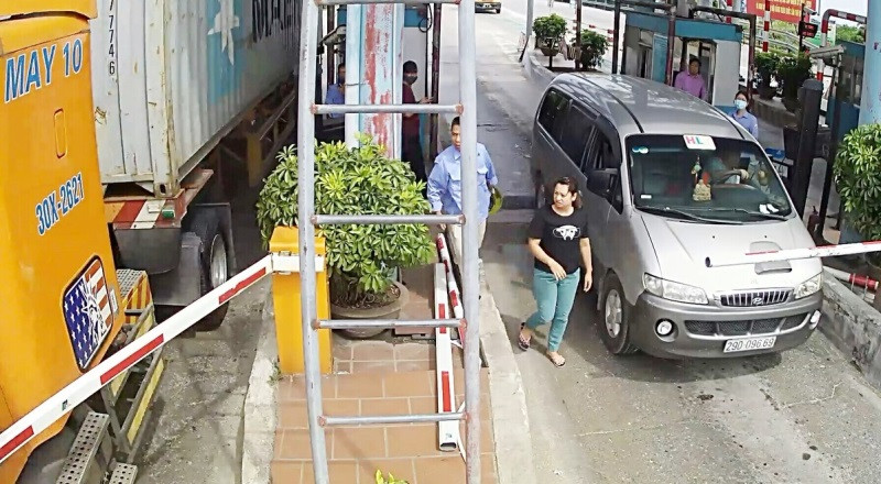 Với lý do trạm đặt nhầm vị trí và thu phí oan, nhiều tài xế ô tô đã cho xe húc gãy thanh chắn trạm Tân Đệ, không nộp phí những ngày qua.