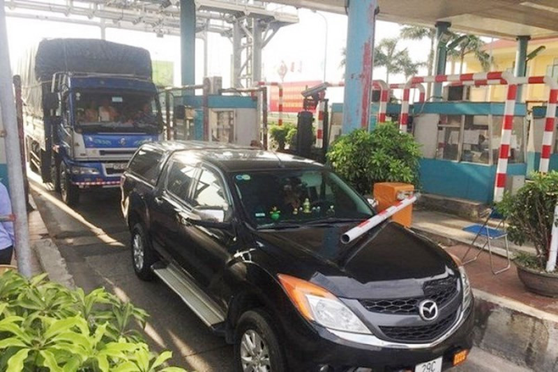 Cùng với phản đối và đuổi đánh nhân viên, barie tại trạm BOT Tân Đệ những ngày qua liên tục bị tài xế húc gãy. Ảnh: A.Trọng