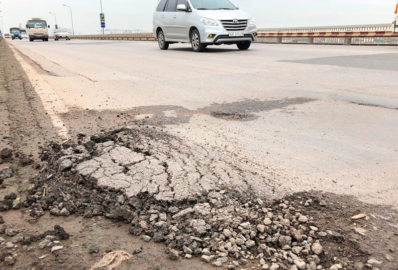 Đơn vị quản lý cầu Thăng Long cho biết sẽ khắc phục hư hỏng mặt cầu trước 30/6