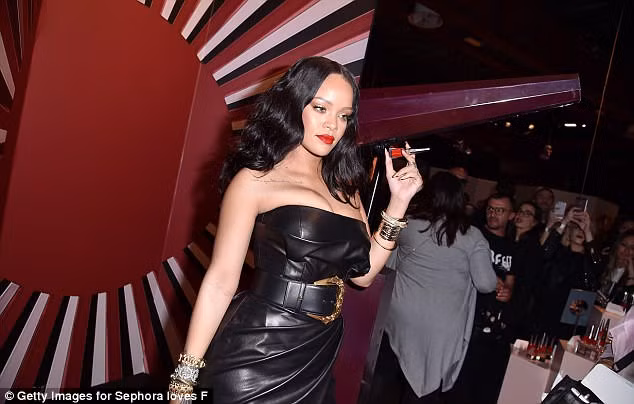 Ca sĩ bốc lửa Rihanna diện đầm cúp ngực gợi cảm, hút mọi ánh nhìn