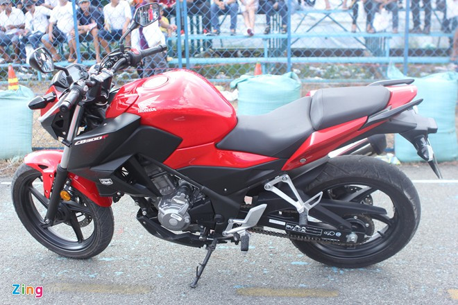 Honda CB300F bất ngờ xuất hiện cùng dàn môtô khác như CBR Fireblade, CBR 500R và NC750 trong một bài hướng dẫn kỹ thuật lái xe môtô an toàn của hãng.