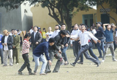 Độc đáo hội ném còn đầu xuân