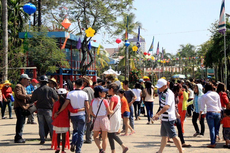 Đà Nẵng: Tấp nập dòng người du Xuân