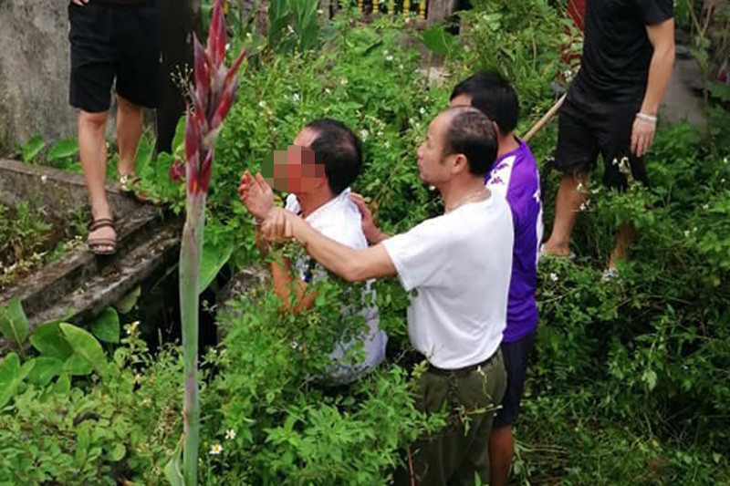 Hình ảnh người đàn ông bị dân bắt giữ.