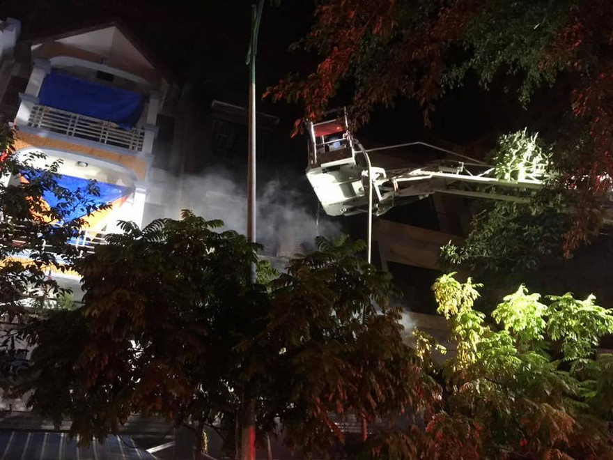 Xe thang được huy động đến hiện trường vụ cháy.