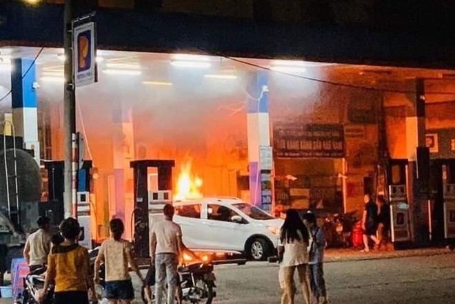 Hiện trường vụ cháy cây xăng. Ảnh: Đ.X/Zing