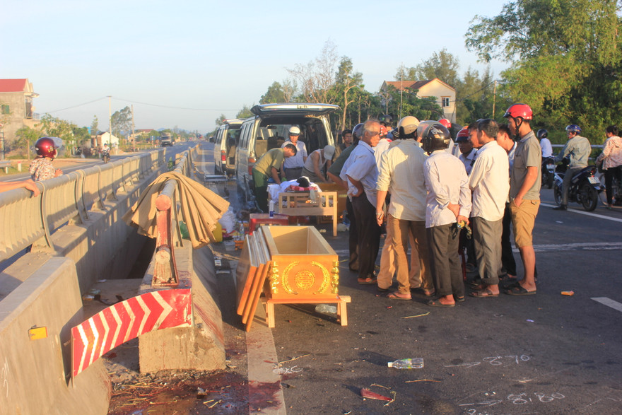 Bàng hoàng phát hiện thi thể 2 thanh niên trên đường